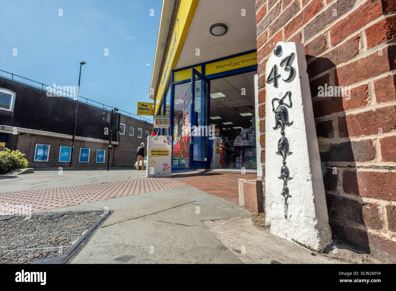 Uckfield, le 8 septembre 2025 : marqueur de mile Bow-Bell dans la High Street au coin de Bell Lane Banque D'Images