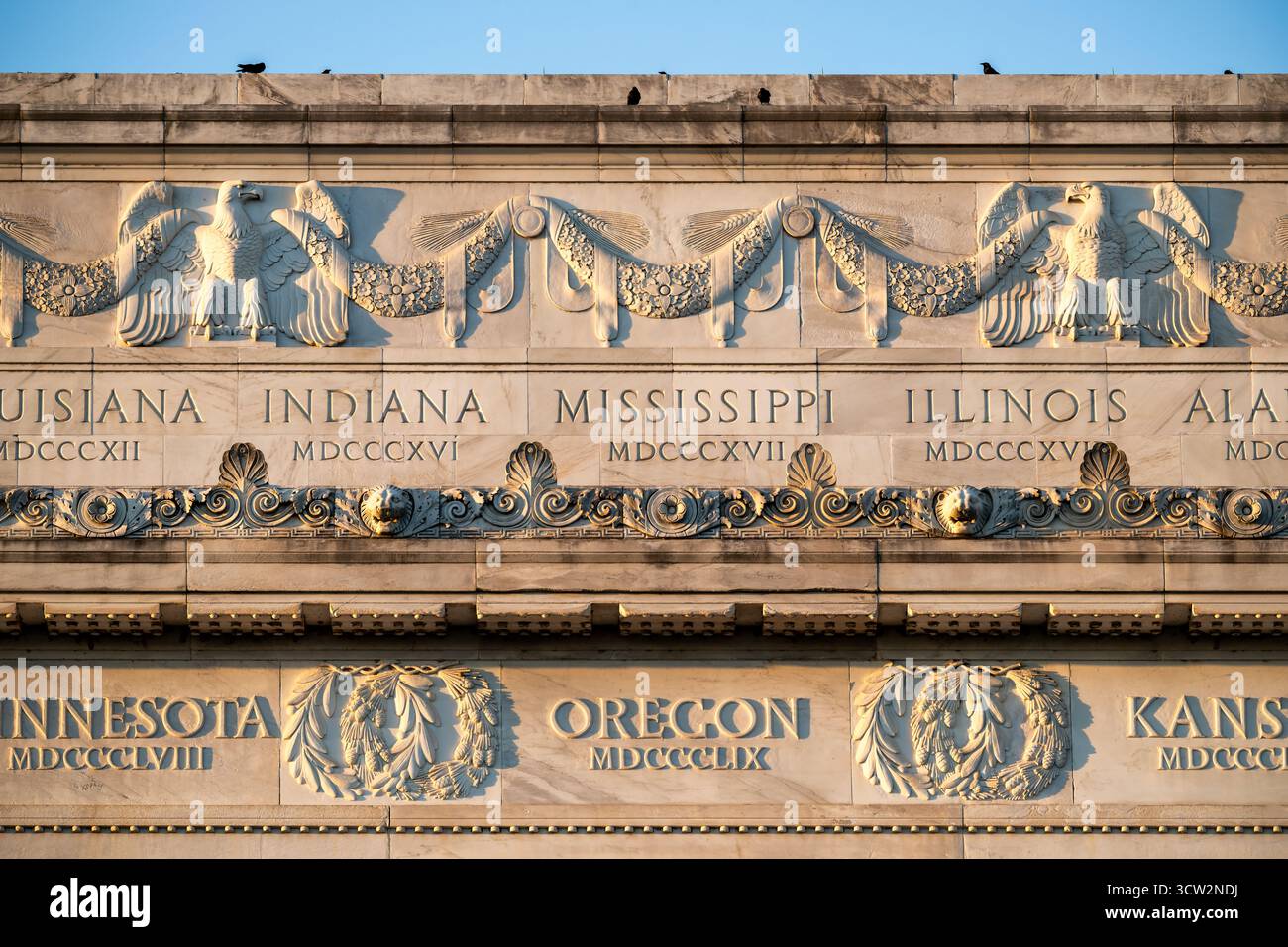 Façade du Lincoln Memorial avec des noms d'État Washington DC // WASHINGTON DC — la frise sur la façade sud du Lincoln Memorial affiche les noms des états américains et leurs dates d'admission, y compris la Louisiane, l'Indiana et le Mississippi. Ces sculptures complexes font partie du monument honorant Abraham Lincoln, le 16e président des États-Unis. La frise énumère spécifiquement les 36 états qui faisaient partie de l'Union au moment de la mort de Lincoln. Construit principalement en marbre Colorado Yule, ce mémorial néo-classique sur le National Mall a été inauguré en 1922. Banque D'Images