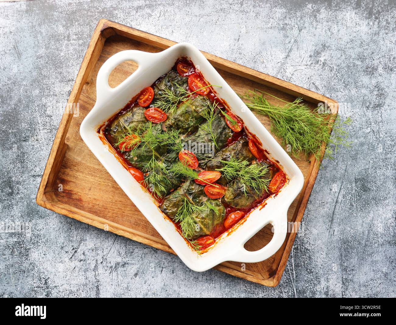 Rouleaux de chards suisses remplis de viande et de riz. Ils sont servis dans une poêle avec des tomates cerises, des aneth. Banque D'Images