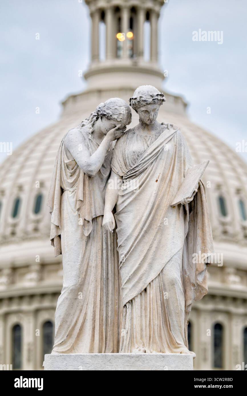 Sculpture du monument de la paix Capitol Hill Washington DC // WASHINGTON DC — le monument de la paix, également connu sous le nom de monument naval ou Mémorial des marins et soldats de la guerre de Sécession, est une sculpture en marbre blanc sur Capitol Hill. Dédié en 1877 par Franklin Simmons, il présente des figures allégoriques du deuil, des pleurs et de l'histoire, enregistrant les noms des personnes perdues en mer pendant la guerre de Sécession. Cet important mémorial est situé sur le terrain à l'ouest du Capitole des États-Unis, avec son dôme emblématique visible en arrière-plan. Banque D'Images