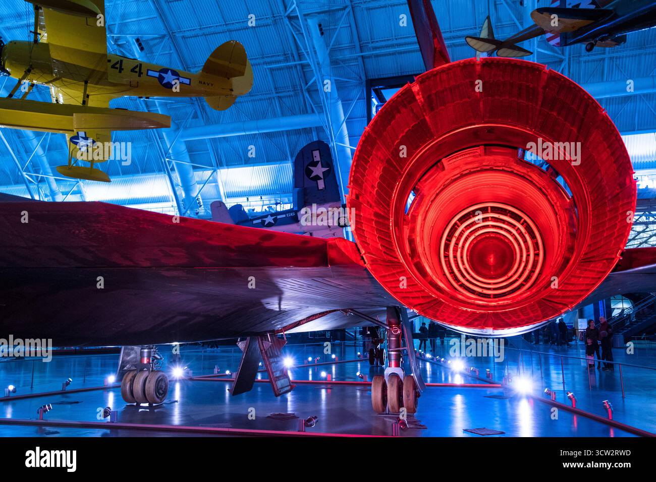 Lockheed SR-71 Blackbird Engine Udvar Hazy Center Chantilly // CHANTILLY, Virginie — le puissant turboréacteur à flux axial Pratt & Whitney J58 d'un avion de reconnaissance stratégique Lockheed SR-71 Blackbird est vu de l'arrière, mettant en évidence sa tuyère de post-combustion distinctive. Conçu pour un vol soutenu de Mach 3+, le moteur J58 était crucial pour les capacités record de vitesse et d'altitude du SR-71. Cet avion espion emblématique de l'époque de la Guerre froide est une pièce maîtresse de l'exposition au Steven F. Udvar-Hazy Center. Le Centre Udvar-Hazy est une annexe du Musée national de l'Air et de l'espace Smithsonian, situé au n° 2 Banque D'Images