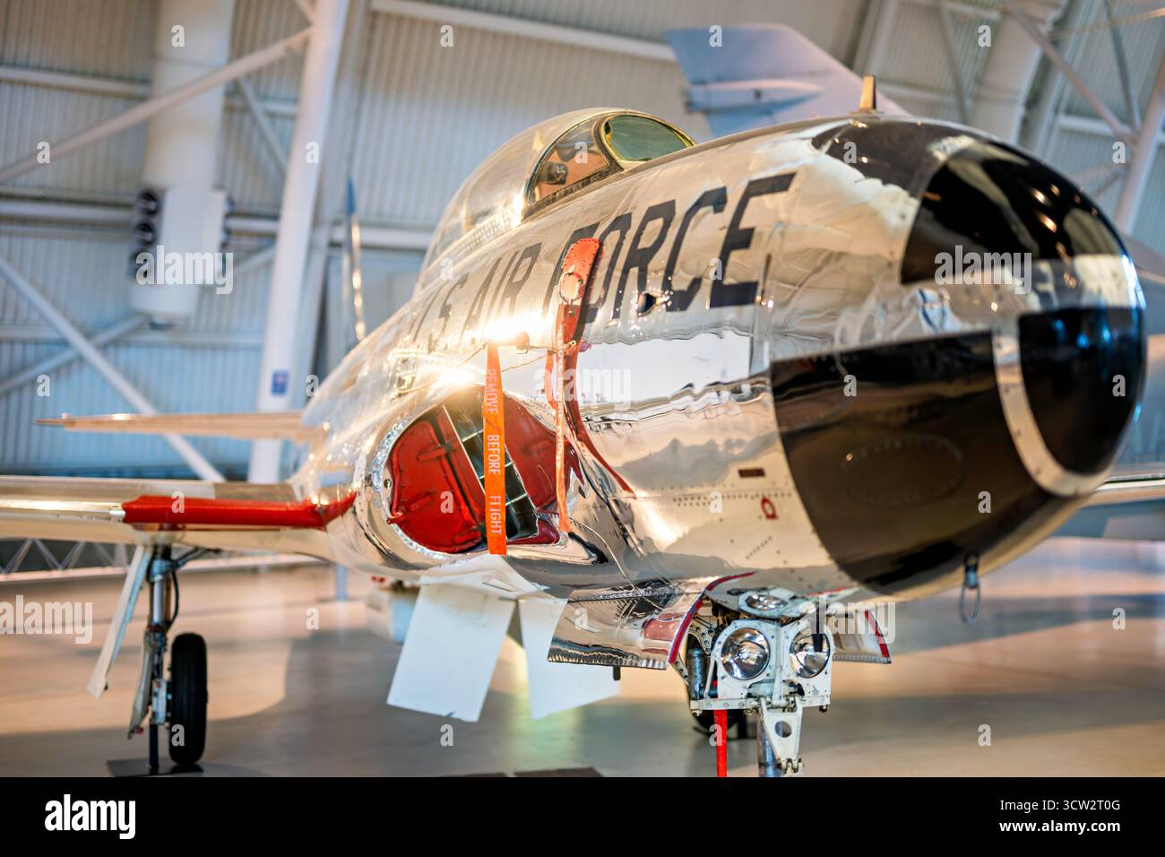 Lockheed T-33A Shooting Star Smithsonian Air and Space Museum Chantilly va // CHANTILLY, Virginie, États-Unis — The Lockheed T-33A-5-LO Shooting Star, numéro de série. 53-5226N, est exposé au Steven F. Udvar-Hazy Center du Smithsonian National Air and Space Museum. Connu sous le nom de « T-Bird », cet avion d'entraînement à réaction biplace monomoteur a servi l'US Air Force de 1948 à 1957 et la DC Air National Guard. Accepté par l'USAF en 1954, l'avion du musée conserve sa finition en métal naturel hautement poli d'origine, avec tous les canons enlevés. Il est situé dans la Corée et Vietnam Aviation galler Banque D'Images