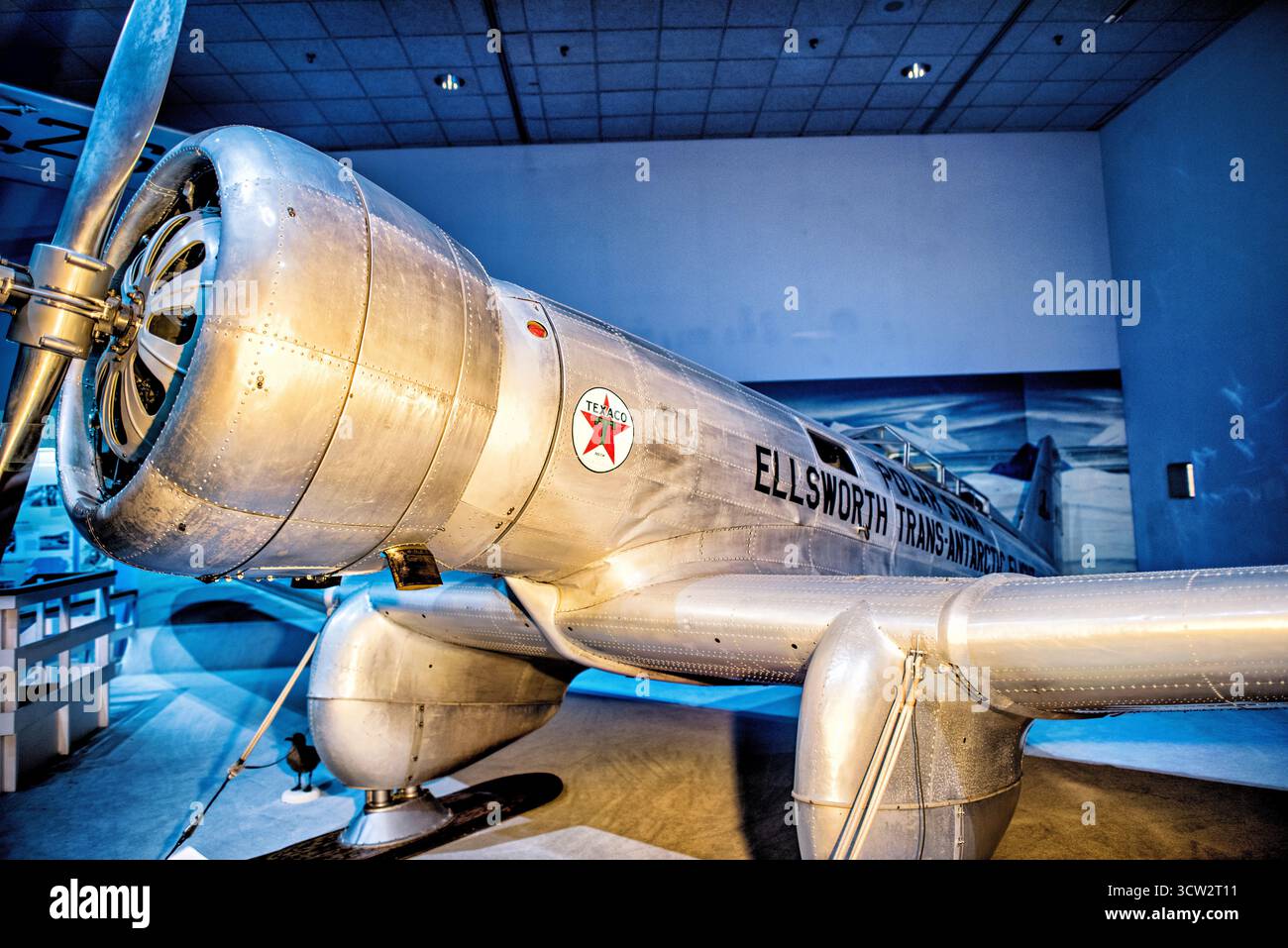 ÉTOILE POLAIRE GAMMA NORTHROP 2B ELLSWORTH EXPÉDITION TRANS ANTARCTIQUE 1935 1936 // ÉTOILE POLAIRE GAMMA NORTHROP 2B le 23 novembre 1935, l'explorateur Lincoln Ellsworth, accompagné du pilote Herbert Hollick-Kenyon, a décollé dans l'étoile polaire de l'île Dundee dans la mer de Weddell et a traversé l'Antarctique jusqu'à Little America. L'épuisement du carburant les a forcés à atterrir à 40 kilomètres (25 miles) de leur objectif le 5 décembre et ils ont marché pendant 6 jours pour atteindre leur destination. Ils se sont installés dans le camp abandonné par Richard E. Byrd plusieurs années plus tôt. Le navire de la British Research Society 'Discovery II' les a aperçus le 1er janvier Banque D'Images