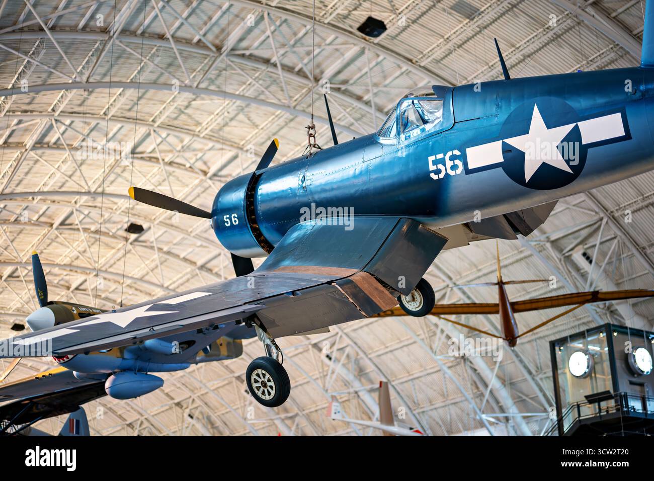 Vought F4U1D Corsair Smithsonian Air and Space Museum Chantilly Virginie // CHANTILLY, Virginie, États-Unis — le Vought F4U-1D Corsair, un chasseur américain emblématique, est exposé dans le hangar Boeing Aviation du Steven F. Udvar-Hazy Center. Cet avion est peint aux couleurs de « Sun Setter », un chasseur de soutien rapproché des Marines affecté au Marine Fighter Squadron VMF-113 en juillet 1944. Connu pour sa conception distinctive en voilure de mouette inversée, le Corsair a atteint un taux de destruction de 11 :1 contre les avions ennemis dès le V-J Day en 1945. Son puissant moteur en étoile Pratt and Whitney R-2800 a fait tourner un Hamilton St. Banque D'Images