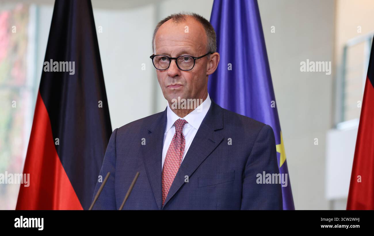 Berlin, Allemagne, 09th Oct. 2025. Déclarations à la presse du chancelier fédéral Friedrich Merz, du ministre fédéral des Finances Lars Klingbeil, de la présidente du VDA Hildegard Müller et de la présidente d’IG Metall Christiane Brenner lors du dialogue automobile devant les représentants des médias. Photo : Klaus KROENERT crédit : Klaus KROENERT/Alamy Live News Banque D'Images Berlin, Allemagne, 09th Oct. 2025. Déclarations à la presse du chancelier fédéral Friedrich Merz, du ministre fédéral des Finances Lars Klingbeil, de la présidente du VDA Hildegard Müller et de la présidente d’IG Metall Christiane Brenner lors du dialogue automobile devant les représentants des médias. Photo : Klaus KROENERT crédit : Klaus KROENERT/Alamy Live News Banque D'Images