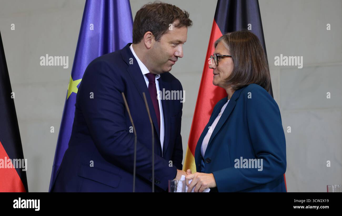 Berlin, Allemagne, 09th Oct. 2025. Déclarations à la presse du chancelier fédéral Friedrich Merz, du ministre fédéral des Finances Lars Klingbeil, de la présidente du VDA Hildegard Müller et de la présidente d’IG Metall Christiane Brenner lors du dialogue automobile devant les représentants des médias. Photo : Klaus KROENERT crédit : Klaus KROENERT/Alamy Live News Banque D'Images