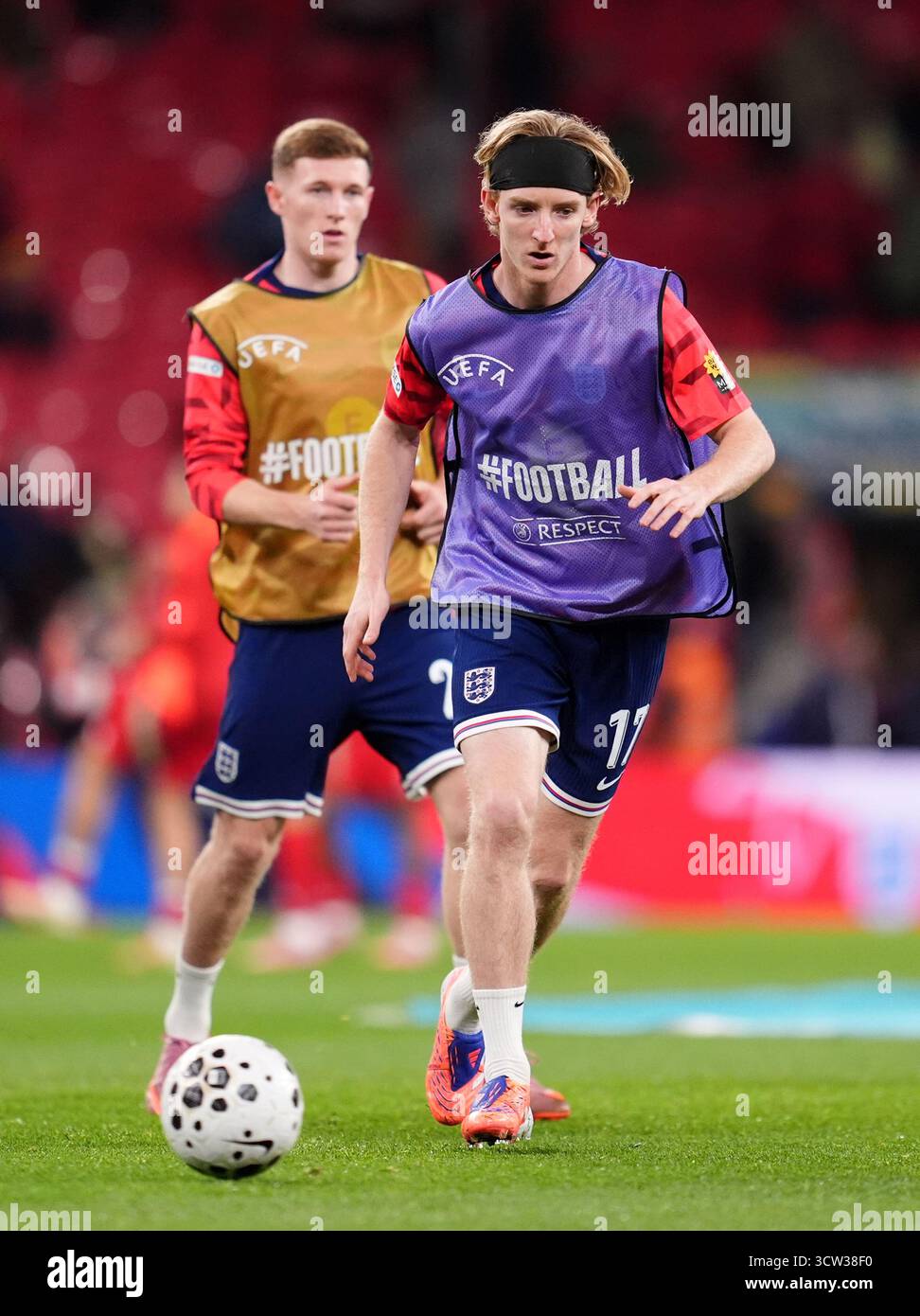 Anthony Gordan (à droite) et Elliot Anderson s'échauffent avant le match amical international au stade de Wembley, à Londres. Date de la photo : jeudi 9 octobre 2025. Banque D'Images