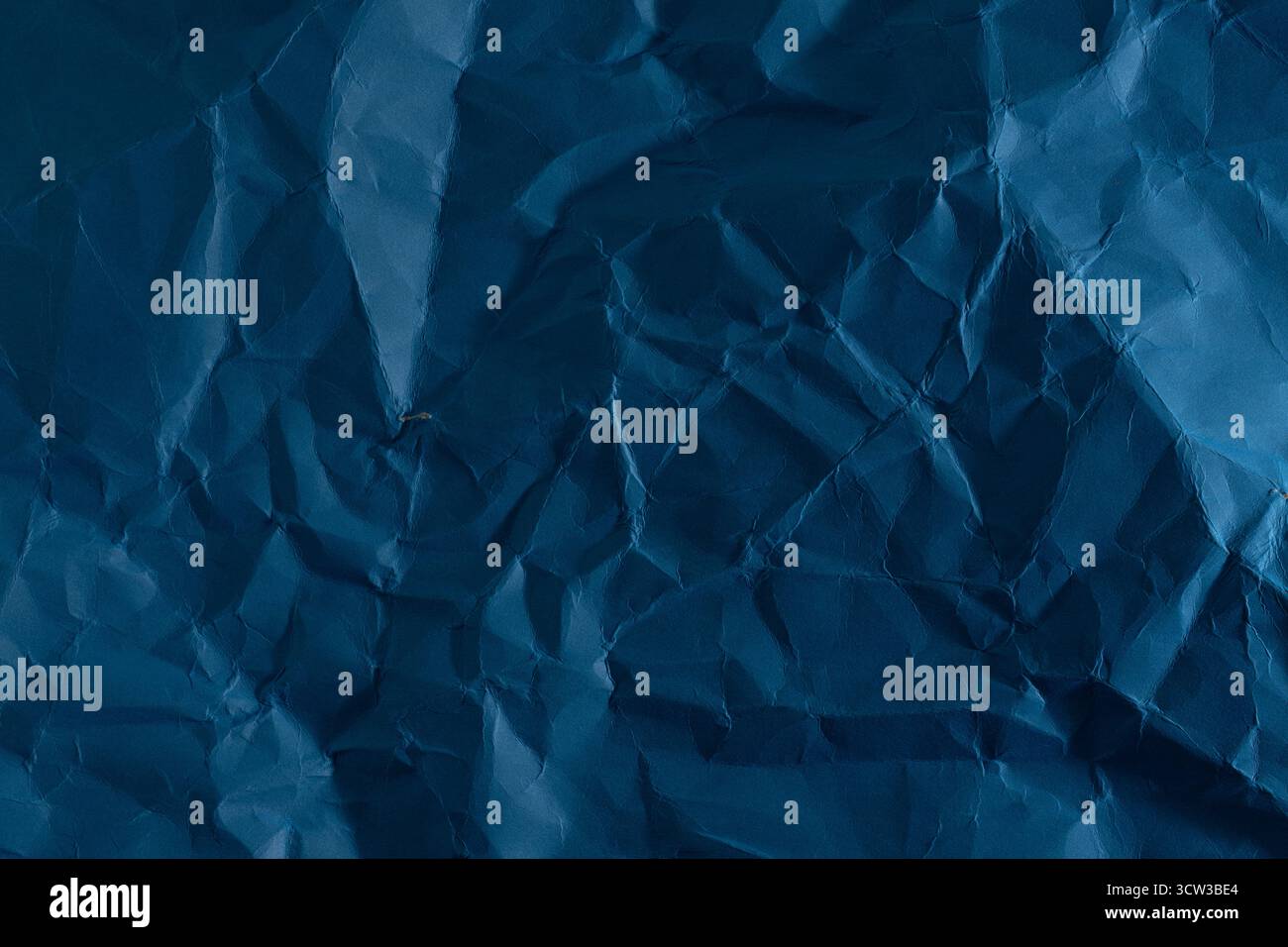 Fond de papier bleu froissé. Texture du papier froissé Banque D'Images