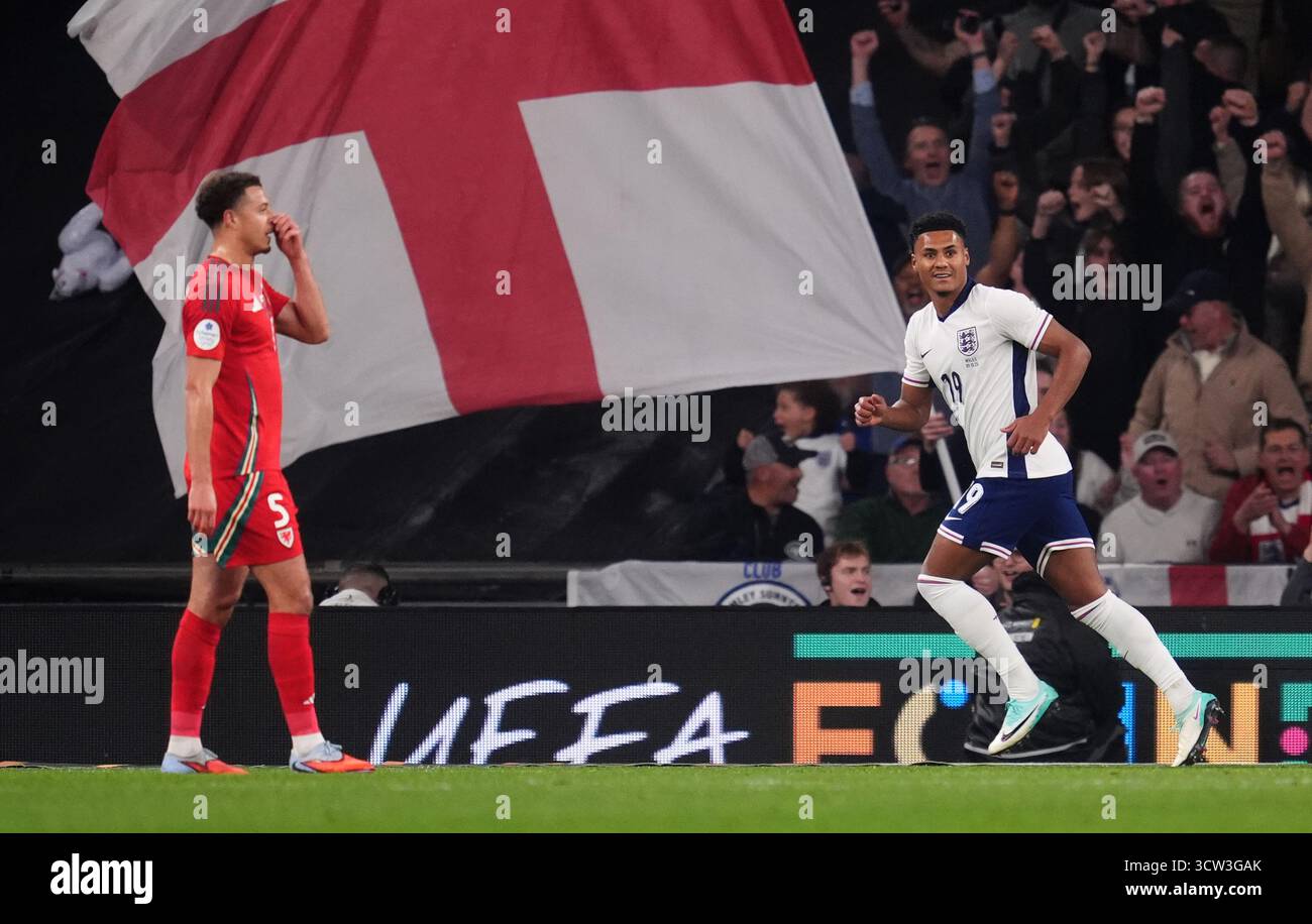 L'Anglais Ollie Watkins célèbre avoir marqué le deuxième but de son équipe lors du match amical international au stade de Wembley, à Londres. Date de la photo : jeudi 9 octobre 2025. Banque D'Images