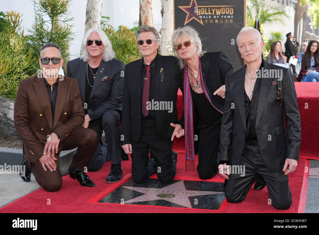 Vivian Campbell, from left, Joe Elliott, Rick Allen, Rick Savage, and Phil Collen of Def Leppard pose with their new star during a ceremony on the Hollywood Walk of Fame on Thursday, Oct. 9, 2025, in Los Angeles. (AP Photo/Chris Pizzello) Banque D'Images
