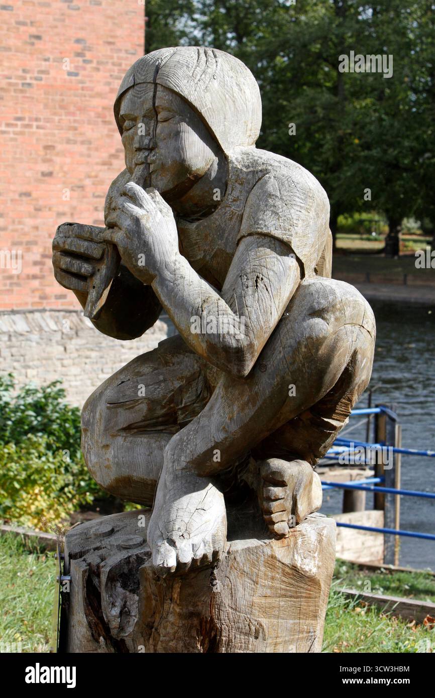 La sculpture sur bois de Penny Whistle. Sculpture près de la rivière Avon, Abbey Park, Evesham, Cotswolds, Worcestershire, ROYAUME-UNI Banque D'Images
