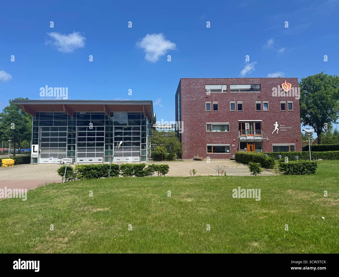 Amsterdam, pays-Bas - 15 juin 2025 : caserne de pompiers hollandais Amsterdam-Amstelland Osdorp également connu sous le nom de Fanny Blankers Koen Kazerne. Banque D'Images