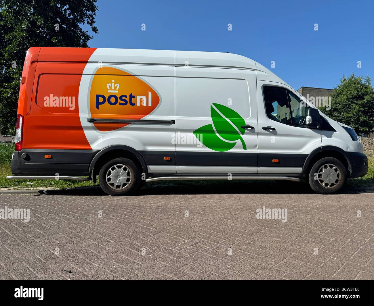 Almere, pays-Bas - 21 juin 2025 : fourgon de livraison PostNL néerlandais garé au bord de la route. Personne dans le véhicule. Banque D'Images