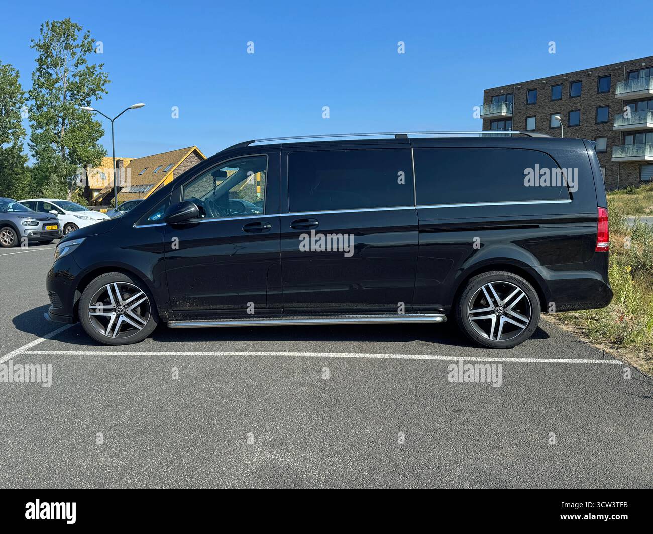 Almere, pays-Bas - 29 juin 2025 : fourgonnette Mercedes-Benz Vito Tourer extra longue noire garée sur un parking public. Personne dans le véhicule Banque D'Images