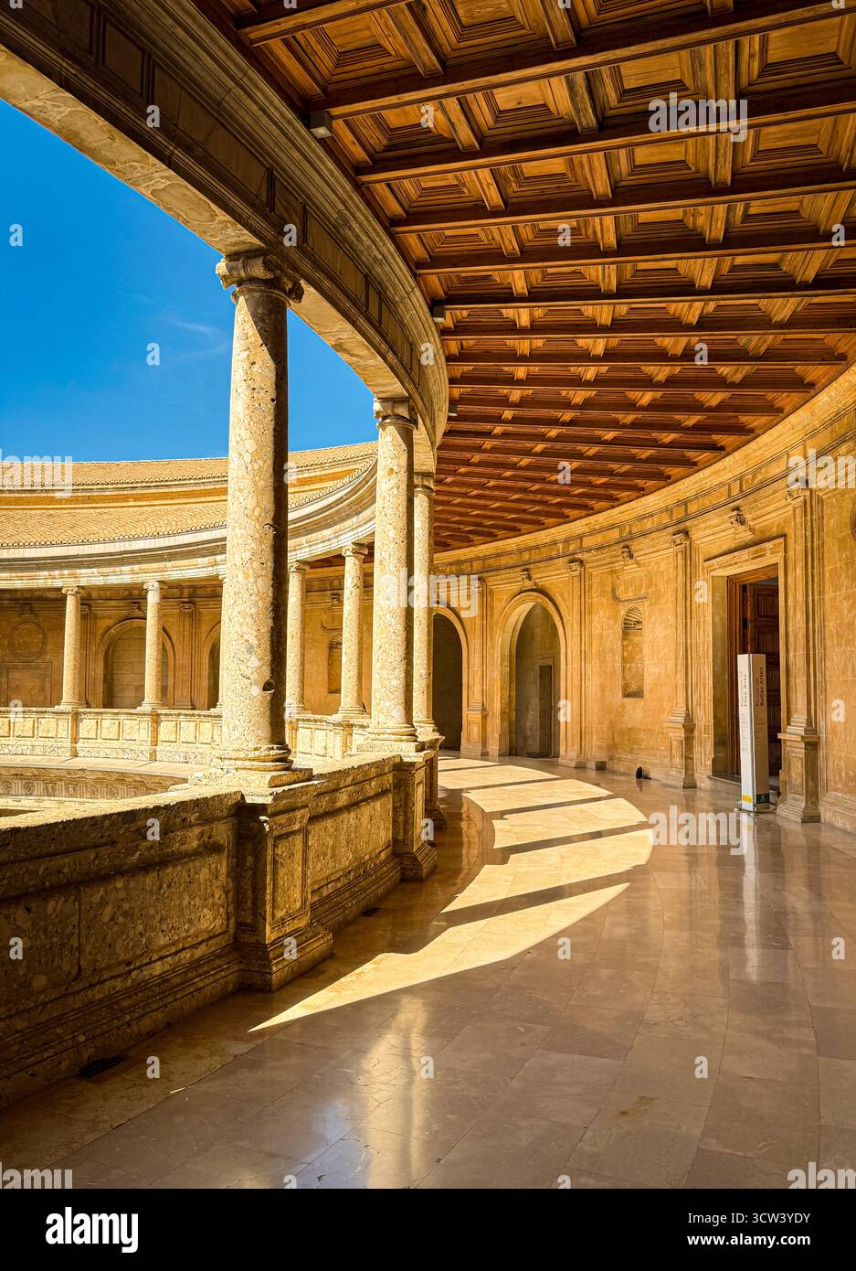 Grenade, Espagne – 4 octobre 2025 : colonnade intérieure du palais de Charles V à l'Alhambra Banque D'Images