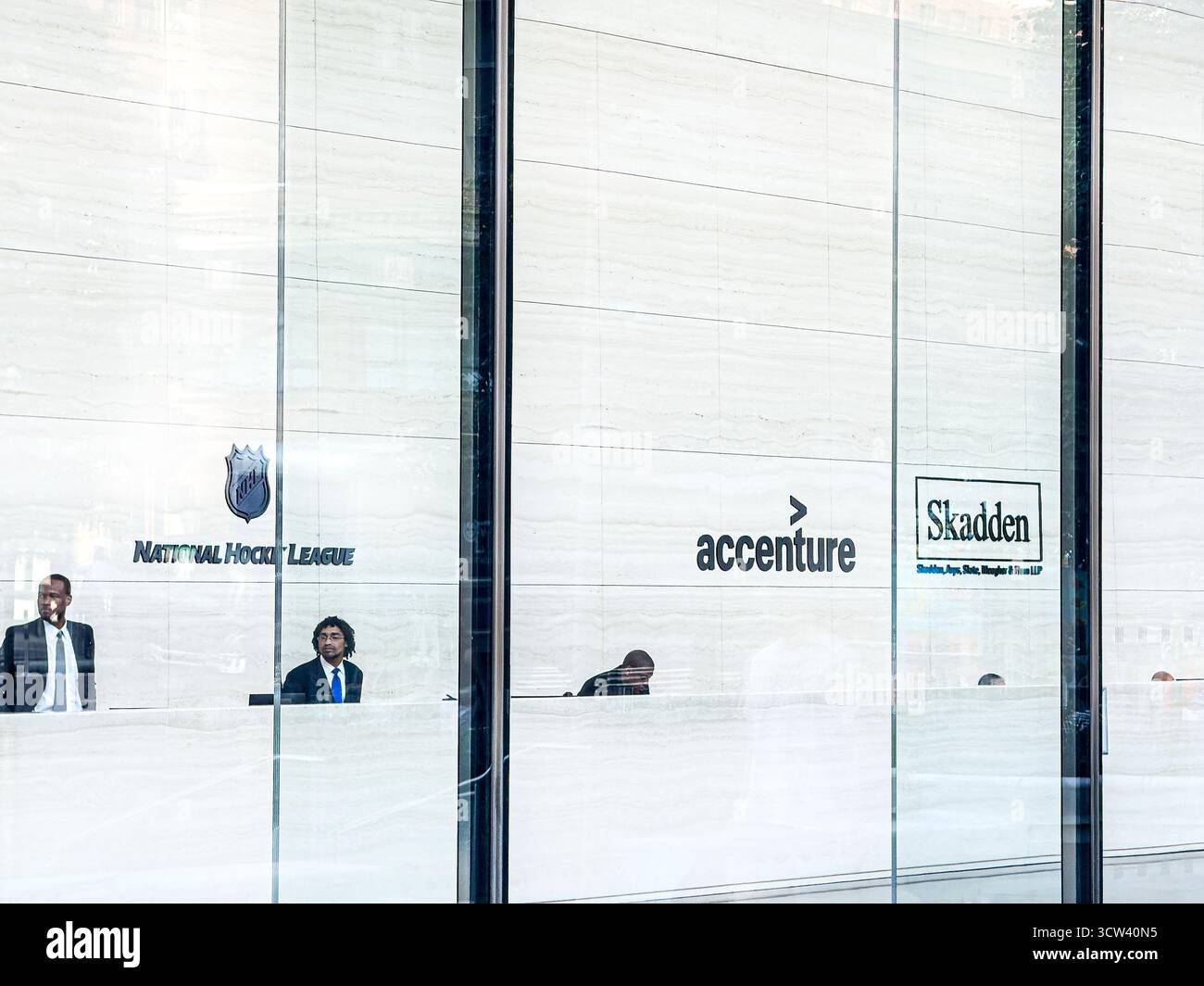 Vue sur le lobby avec panneaux pour les bureaux de la Ligue nationale de hockey, Accenture, Skadden, Arps, Slate, Meagher & Flom LLP, One Manhattan West office building, 395 Ninth Avenue, Manhattan, New York City, New York, ÉTATS-UNIS Banque D'Images