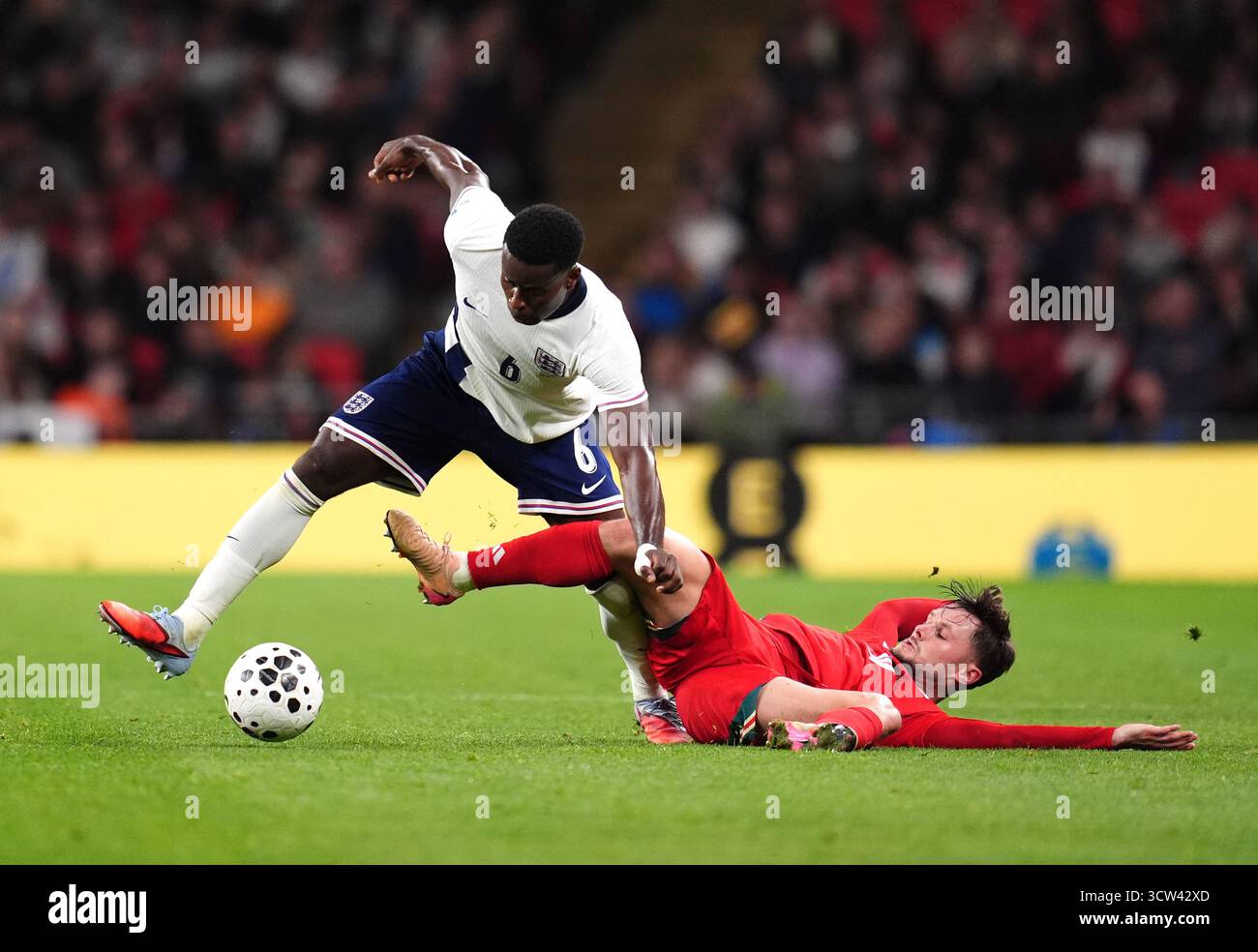L'Anglais Marc Guehi (à gauche) et le Gallois Liam Cullen s'affrontent pour le ballon lors du match amical international au stade de Wembley, à Londres. Date de la photo : jeudi 9 octobre 2025. Banque D'Images