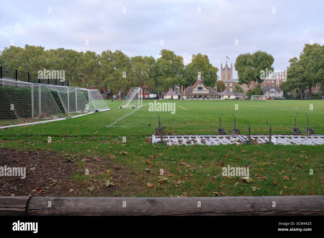 Vue sur le terrain de football et les terrains de jeu vers le pavillon de cricket et la maison du parlement Victoria Tower Banque D'Images