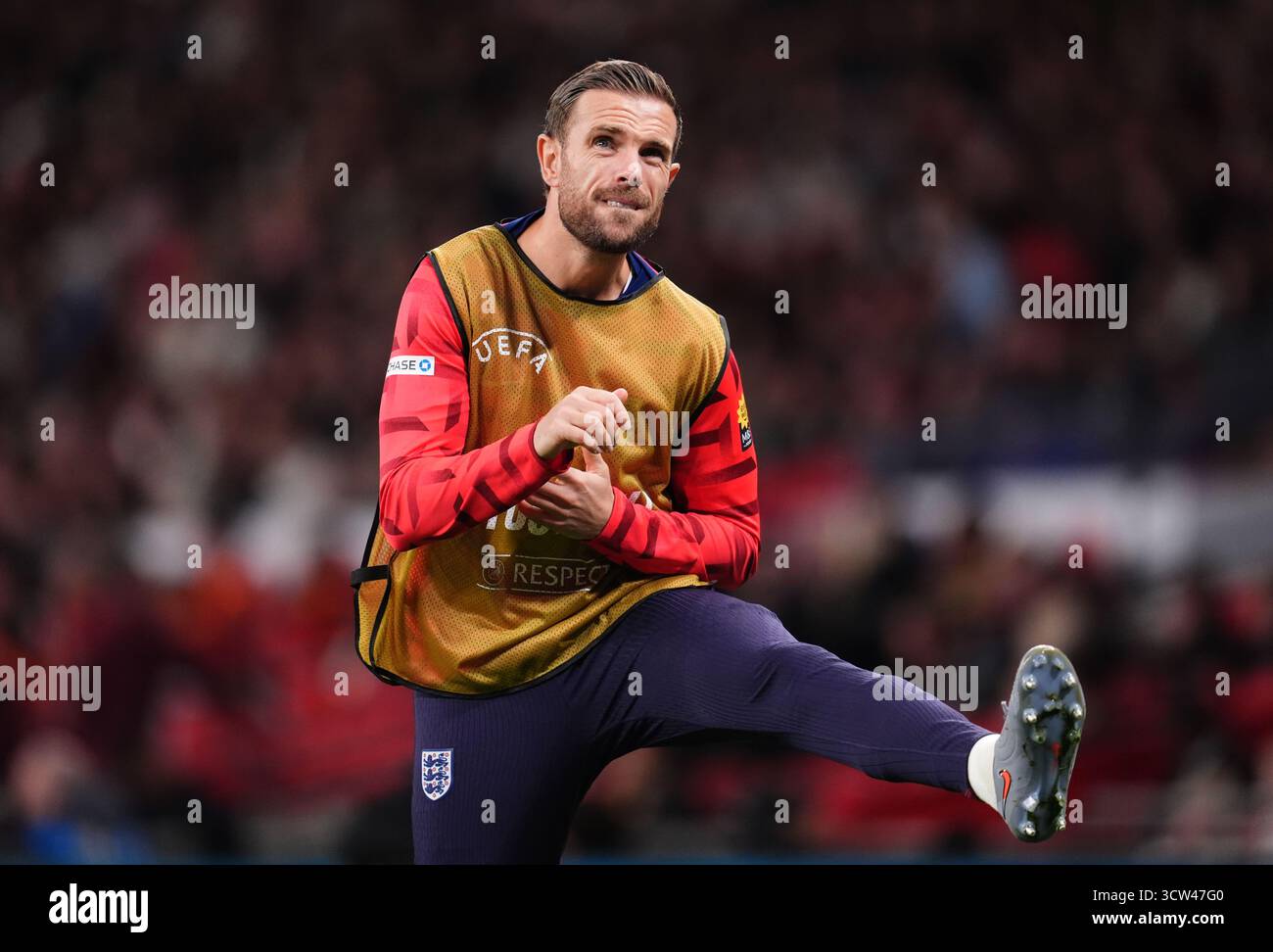 L'anglais Jordan Henderson s'échauffe sur la ligne de touche lors du match amical international au stade de Wembley, à Londres. Date de la photo : jeudi 9 octobre 2025. Banque D'Images