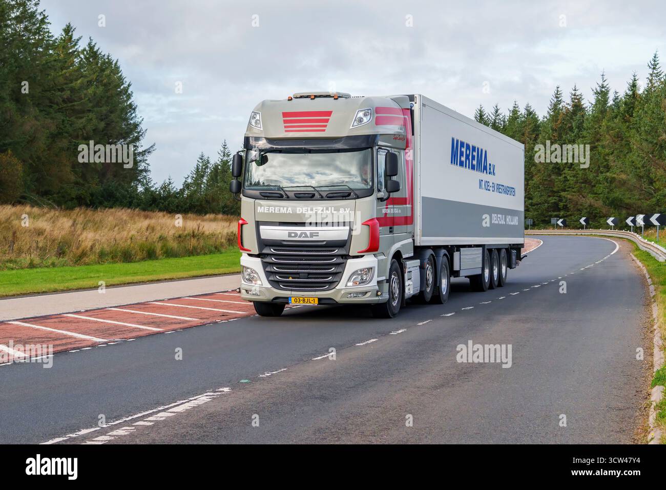 Camion Merema transport B.V. DAF circulant sur la route A68 en Écosse – entreprise de transport européen Banque D'Images