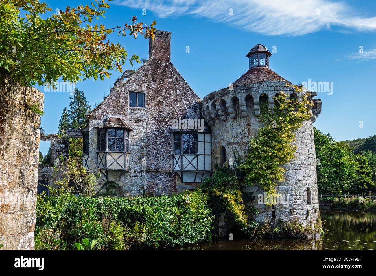 Donjon médiéval et douves de Old Scotney Castle, Kent, Royaume-Uni Banque D'Images