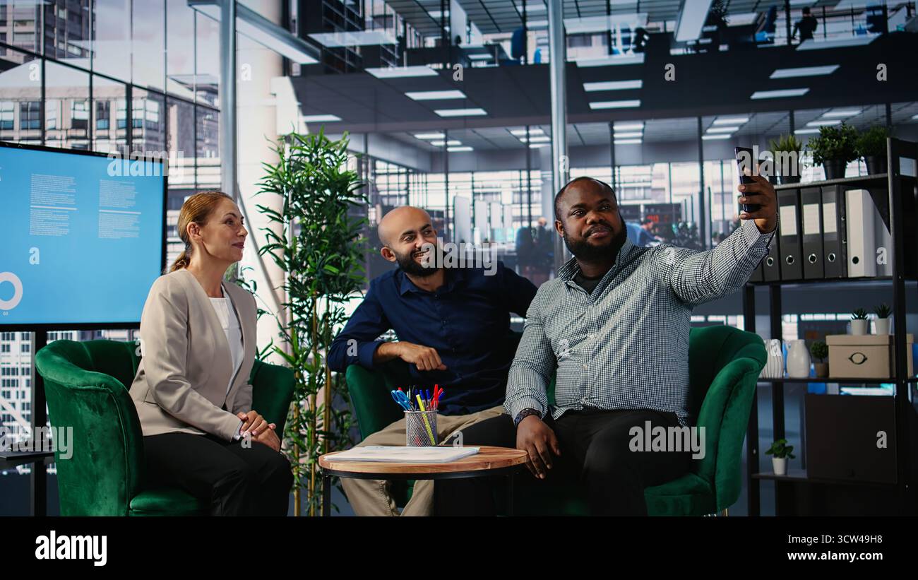 Des gens d'affaires multiethniques scellent leur partenariat avec une photo sur les médias sociaux, parvenant à un accord verbal pour une nouvelle collaboration internationale. Les PDG prennent des photos sur les plateformes médiatiques. Caméra A. Banque D'Images