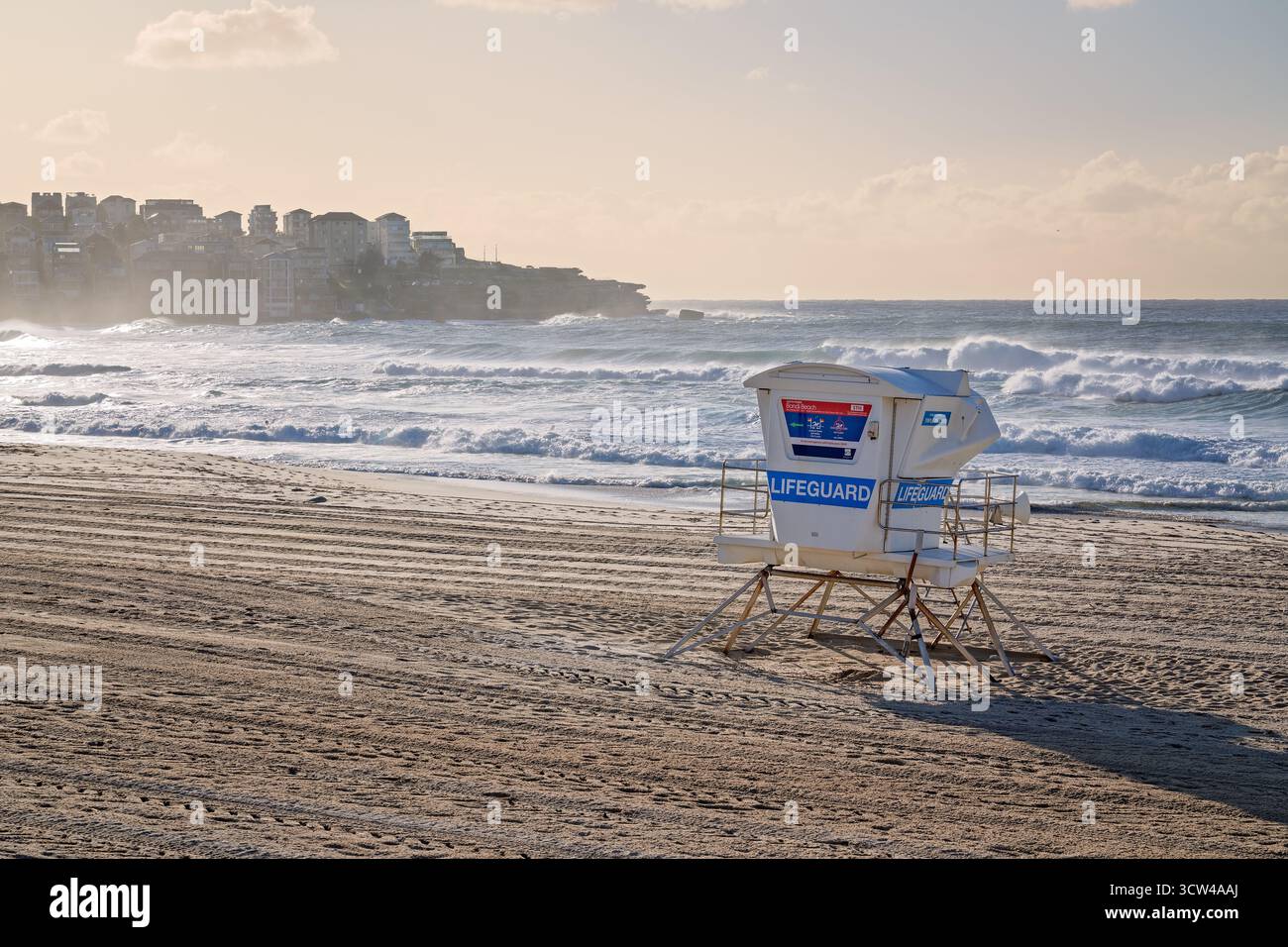 Sydney, Australie - septembre 2025 : cabane de sauveteur de surf de Bondi Beach, baignade surveillée au lever du soleil tôt le matin, destination touristique emblématique Banque D'Images