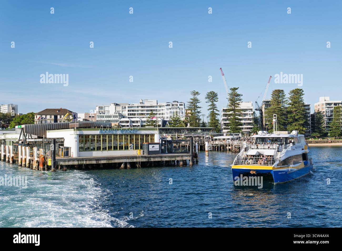 Ferry de Sydney sortant du quai de Manly, excursion d'une journée populaire pour les touristes, journée ensoleillée, septembre 2025 Banque D'Images