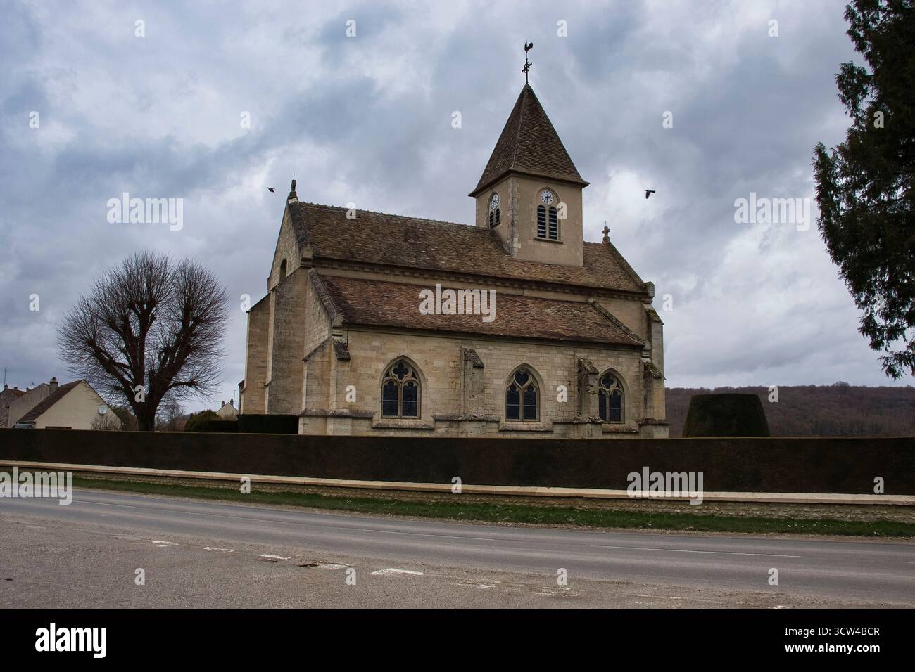 Belleau, France - 20 février 2022 : Eglise Saint Etienne de Belleau en face du cimetière américain de l'Aisne-Marne par une journée nuageuse d'hiver en France. Banque D'Images