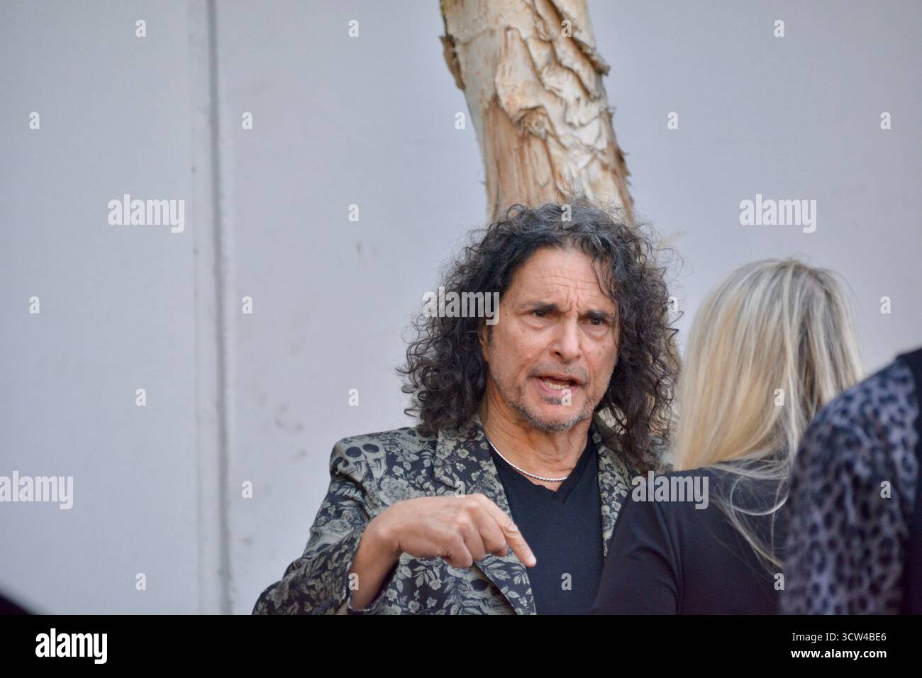 Bob Buchmann prend la parole lors de la cérémonie des stars du Hollywood Walk of Fame de DEF Leppard le 9 octobre 2025, qui s’est tenue sur Vine Street devant le bâtiment Capitol Records à Los Angeles, en Californie. Banque D'Images Bob Buchmann prend la parole lors de la cérémonie des stars du Hollywood Walk of Fame de DEF Leppard le 9 octobre 2025, qui s’est tenue sur Vine Street devant le bâtiment Capitol Records à Los Angeles, en Californie. Banque D'Images