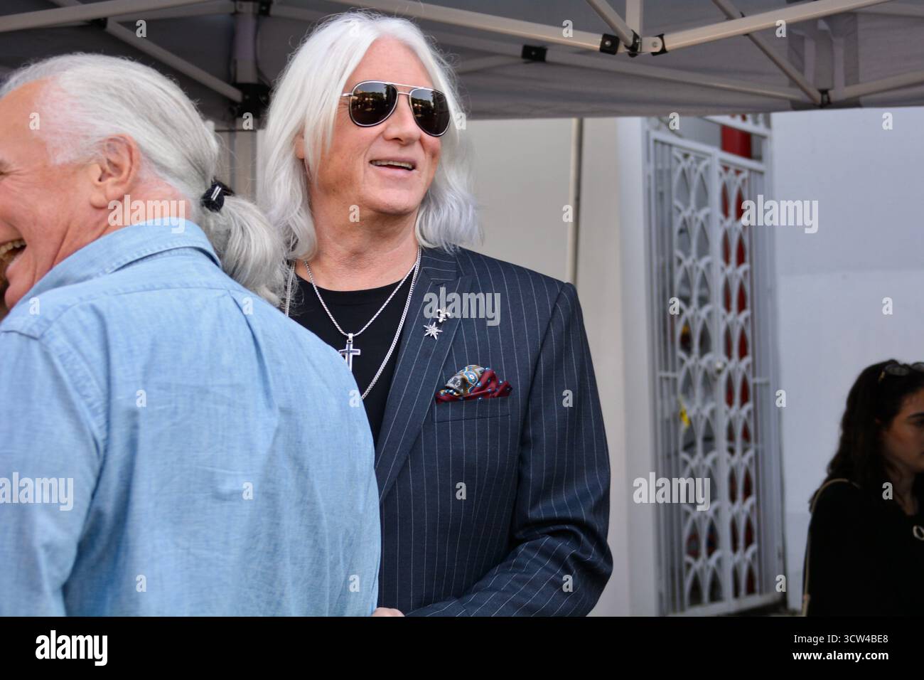 Joe Elliott lors de la cérémonie des stars du Walk of Fame de DEF Leppard à Hollywood, le 9 octobre 2025, sur Vine Street devant le Capitol Records à Los Angeles, en Californie. Banque D'Images Joe Elliott lors de la cérémonie des stars du Walk of Fame de DEF Leppard à Hollywood, le 9 octobre 2025, sur Vine Street devant le Capitol Records à Los Angeles, en Californie. Banque D'Images