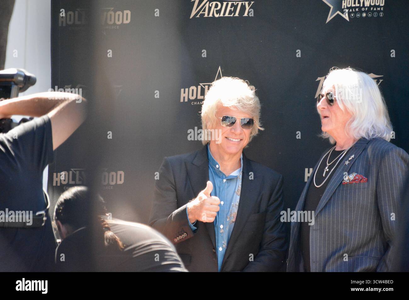 Jon bon Jovi et Joe Elliott posent ensemble, donnant les pouces sur le pas de variété et répéter lors de la cérémonie des stars du Hollywood Walk of Fame de DEF Leppard qui s’est tenue le 9 octobre 2025 sur Vine Street devant le bâtiment Capitol Records à Los Angeles, en Californie. Banque D'Images Jon bon Jovi et Joe Elliott posent ensemble, donnant les pouces sur le pas de variété et répéter lors de la cérémonie des stars du Hollywood Walk of Fame de DEF Leppard qui s’est tenue le 9 octobre 2025 sur Vine Street devant le bâtiment Capitol Records à Los Angeles, en Californie. Banque D'Images