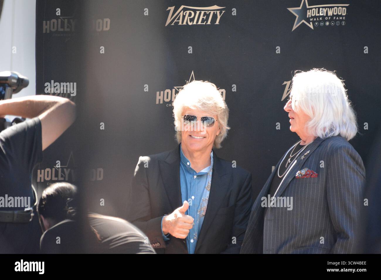 Jon bon Jovi et Joe Elliott posent ensemble, donnant les pouces sur le pas de variété et répéter lors de la cérémonie des stars du Hollywood Walk of Fame de DEF Leppard qui s’est tenue le 9 octobre 2025 sur Vine Street devant le bâtiment Capitol Records à Los Angeles, en Californie. Banque D'Images Jon bon Jovi et Joe Elliott posent ensemble, donnant les pouces sur le pas de variété et répéter lors de la cérémonie des stars du Hollywood Walk of Fame de DEF Leppard qui s’est tenue le 9 octobre 2025 sur Vine Street devant le bâtiment Capitol Records à Los Angeles, en Californie. Banque D'Images