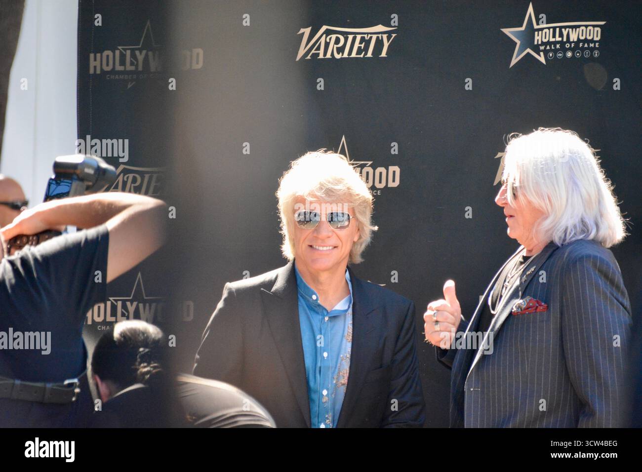 Jon bon Jovi et Joe Elliott posent ensemble, donnant les pouces sur le pas de variété et répéter lors de la cérémonie des stars du Hollywood Walk of Fame de DEF Leppard qui s’est tenue le 9 octobre 2025 sur Vine Street devant le bâtiment Capitol Records à Los Angeles, en Californie. Banque D'Images Jon bon Jovi et Joe Elliott posent ensemble, donnant les pouces sur le pas de variété et répéter lors de la cérémonie des stars du Hollywood Walk of Fame de DEF Leppard qui s’est tenue le 9 octobre 2025 sur Vine Street devant le bâtiment Capitol Records à Los Angeles, en Californie. Banque D'Images