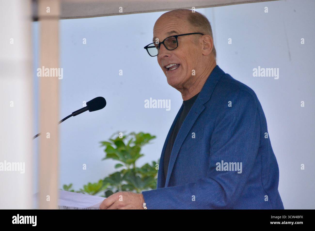 Bruce Resnikoff prend la parole sur scène lors de la cérémonie des stars du Walk of Fame de DEF Leppard qui s’est tenue le 9 octobre 2025 sur Vine Street devant le bâtiment Capitol Records à Los Angeles, en Californie. Banque D'Images Bruce Resnikoff prend la parole sur scène lors de la cérémonie des stars du Walk of Fame de DEF Leppard qui s’est tenue le 9 octobre 2025 sur Vine Street devant le bâtiment Capitol Records à Los Angeles, en Californie. Banque D'Images