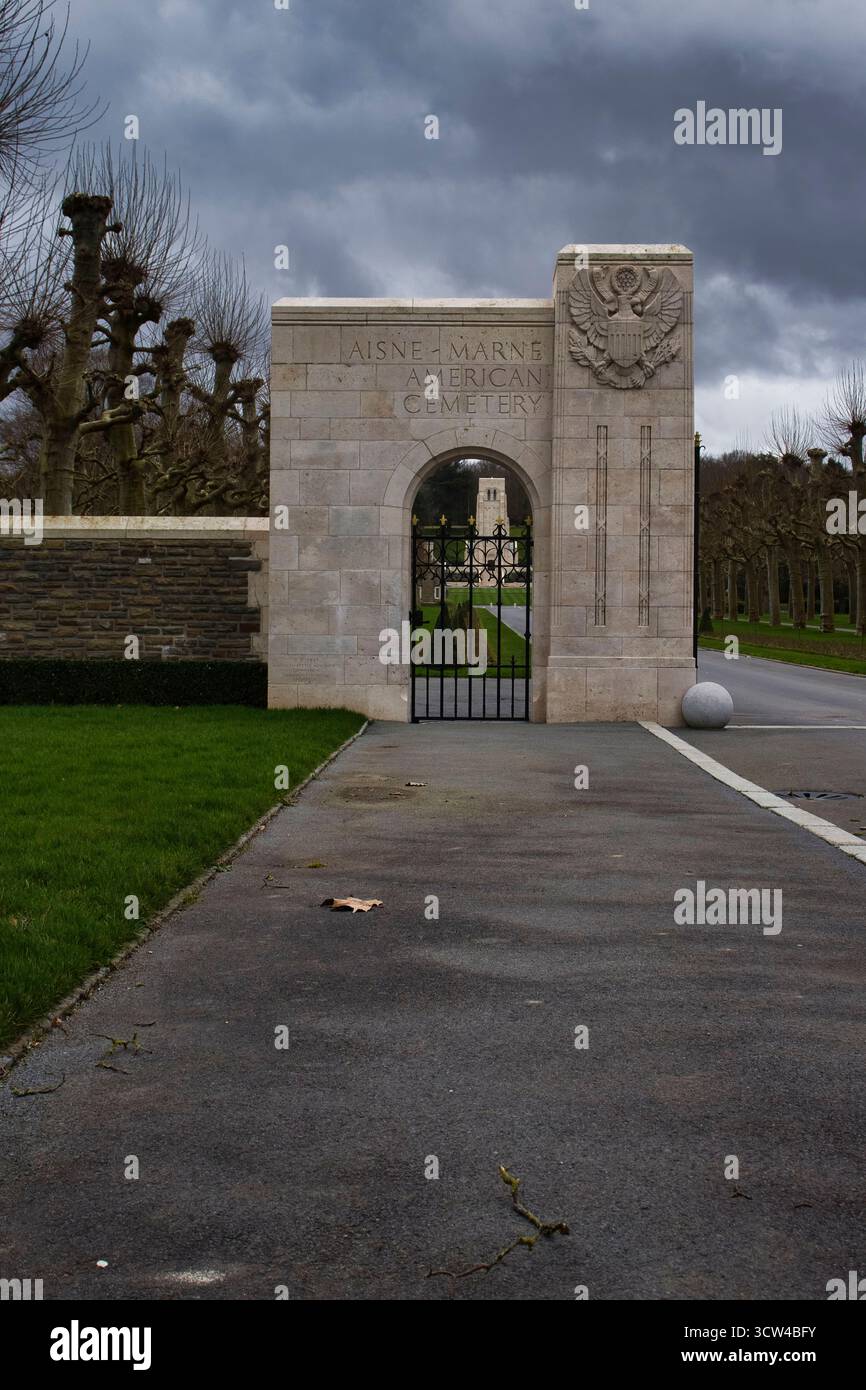 Belleau, France - 20 février 2022 : porte devant le cimetière américain de l'Aisne-Marne par une journée nuageuse d'hiver en France. Banque D'Images