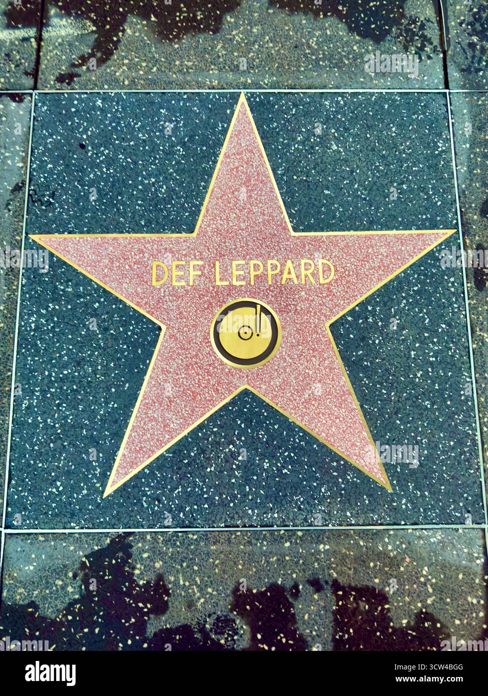La star nouvellement dévoilée honorant DEF Leppard est vue sur le Hollywood Walk of Fame lors de la cérémonie des stars du groupe le 9 octobre 2025, sur Vine Street devant le bâtiment Capitol Records à Los Angeles, en Californie. Banque D'Images