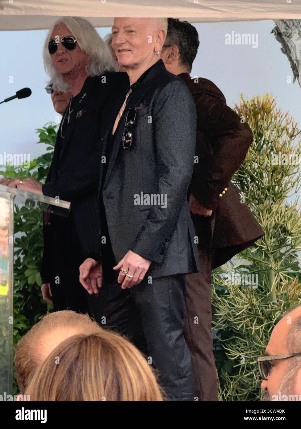 DEF Leppard apparaît sur scène (Joe Elliott et Phil Collen photographiés) lors de la cérémonie des stars du Hollywood Walk of Fame qui a eu lieu le 9 octobre 2025, sur Vine Street devant le bâtiment Capitol Records à Los Angeles, en Californie. Banque D'Images DEF Leppard apparaît sur scène (Joe Elliott et Phil Collen photographiés) lors de la cérémonie des stars du Hollywood Walk of Fame qui a eu lieu le 9 octobre 2025, sur Vine Street devant le bâtiment Capitol Records à Los Angeles, en Californie. Banque D'Images