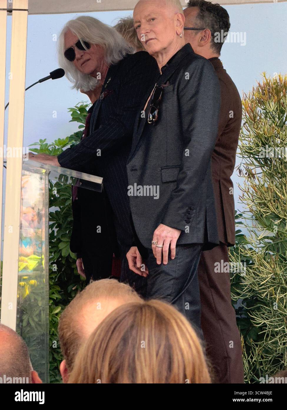 DEF Leppard apparaît sur scène (Joe Elliott et Phil Collen photographiés) lors de la cérémonie des stars du Hollywood Walk of Fame qui a eu lieu le 9 octobre 2025, sur Vine Street devant le bâtiment Capitol Records à Los Angeles, en Californie. Banque D'Images DEF Leppard apparaît sur scène (Joe Elliott et Phil Collen photographiés) lors de la cérémonie des stars du Hollywood Walk of Fame qui a eu lieu le 9 octobre 2025, sur Vine Street devant le bâtiment Capitol Records à Los Angeles, en Californie. Banque D'Images
