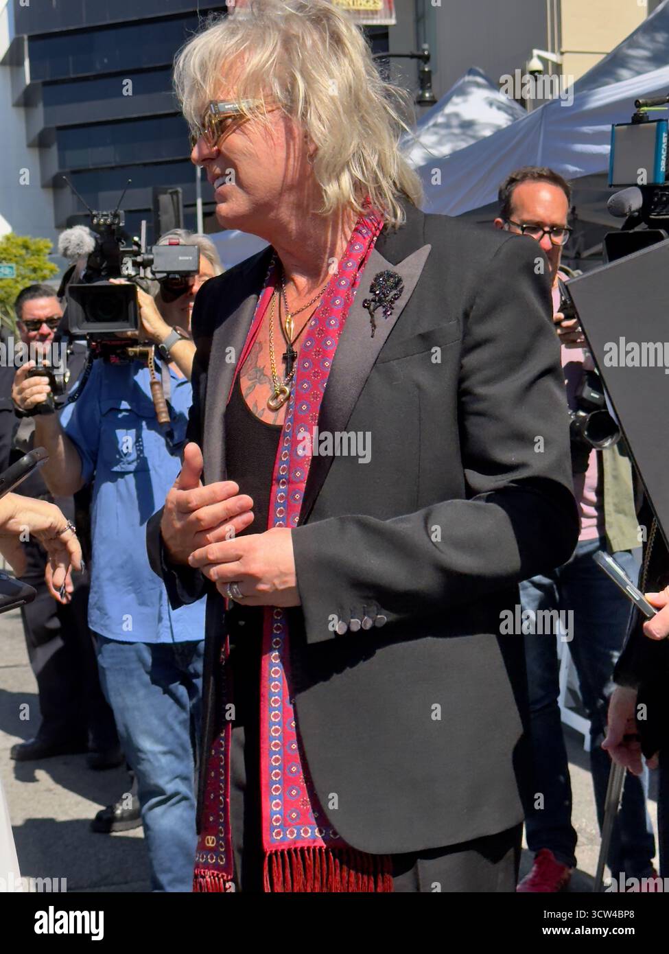 Rick Savage accueille les fans lors de la cérémonie des stars du Hollywood Walk of Fame de DEF Leppard qui s’est tenue le 9 octobre 2025 sur Vine Street devant le bâtiment Capitol Records à Los Angeles, en Californie. Banque D'Images Rick Savage accueille les fans lors de la cérémonie des stars du Hollywood Walk of Fame de DEF Leppard qui s’est tenue le 9 octobre 2025 sur Vine Street devant le bâtiment Capitol Records à Los Angeles, en Californie. Banque D'Images