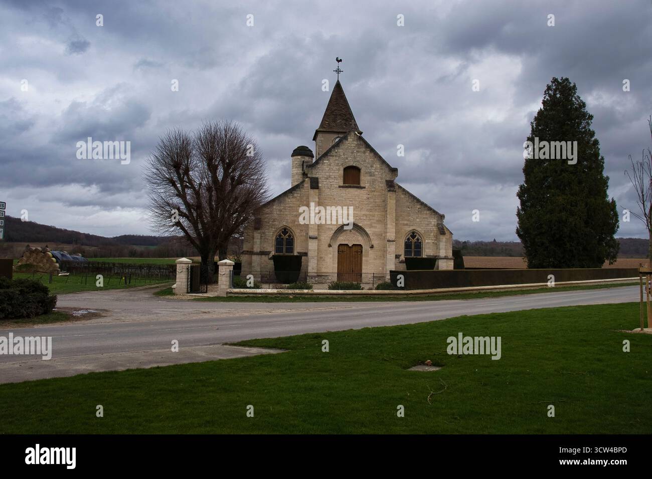 Belleau, France - 20 février 2022 : Eglise Saint Etienne de Belleau en face du cimetière américain de l'Aisne-Marne par une journée d'hiver sombre et nuageuse en France. Banque D'Images