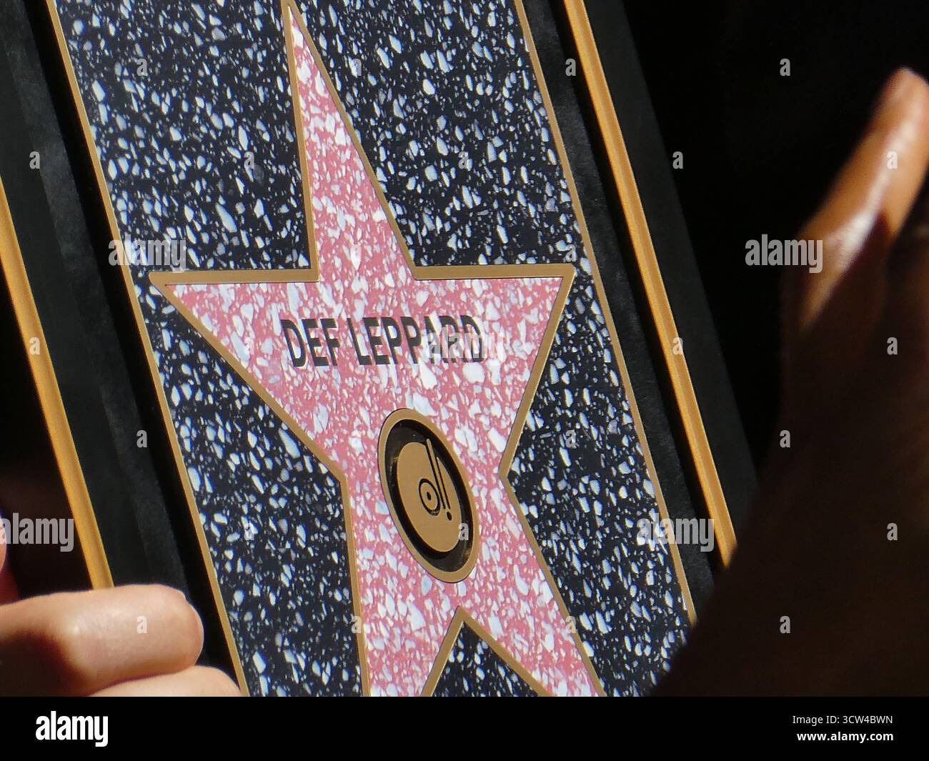 Une vue rapprochée de la plaque sur la star nouvellement dévoilée de DEF Leppard sur le Hollywood Walk of Fame lors de la cérémonie des stars du groupe qui s’est tenue le 9 octobre 2025 sur Vine Street devant le bâtiment Capitol Records à Los Angeles, en Californie. Banque D'Images Une vue rapprochée de la plaque sur la star nouvellement dévoilée de DEF Leppard sur le Hollywood Walk of Fame lors de la cérémonie des stars du groupe qui s’est tenue le 9 octobre 2025 sur Vine Street devant le bâtiment Capitol Records à Los Angeles, en Californie. Banque D'Images