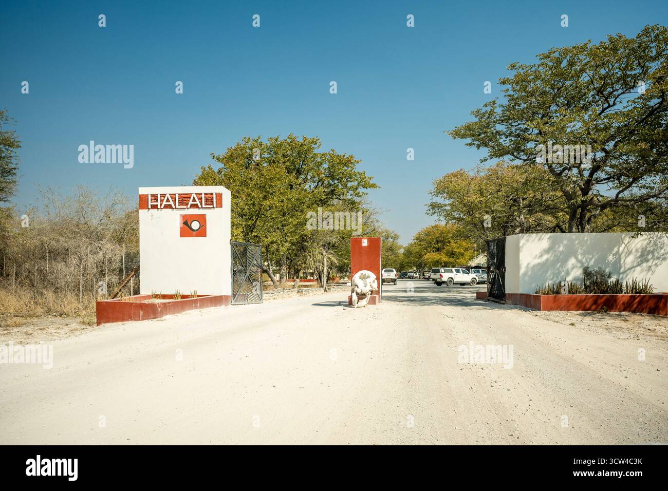 Entrée au camp de repos de Halali dans le parc national d'Etosha, Namibie - 20 août 2025 : entouré de savane ouverte et de paysages africains emblématiques. Banque D'Images