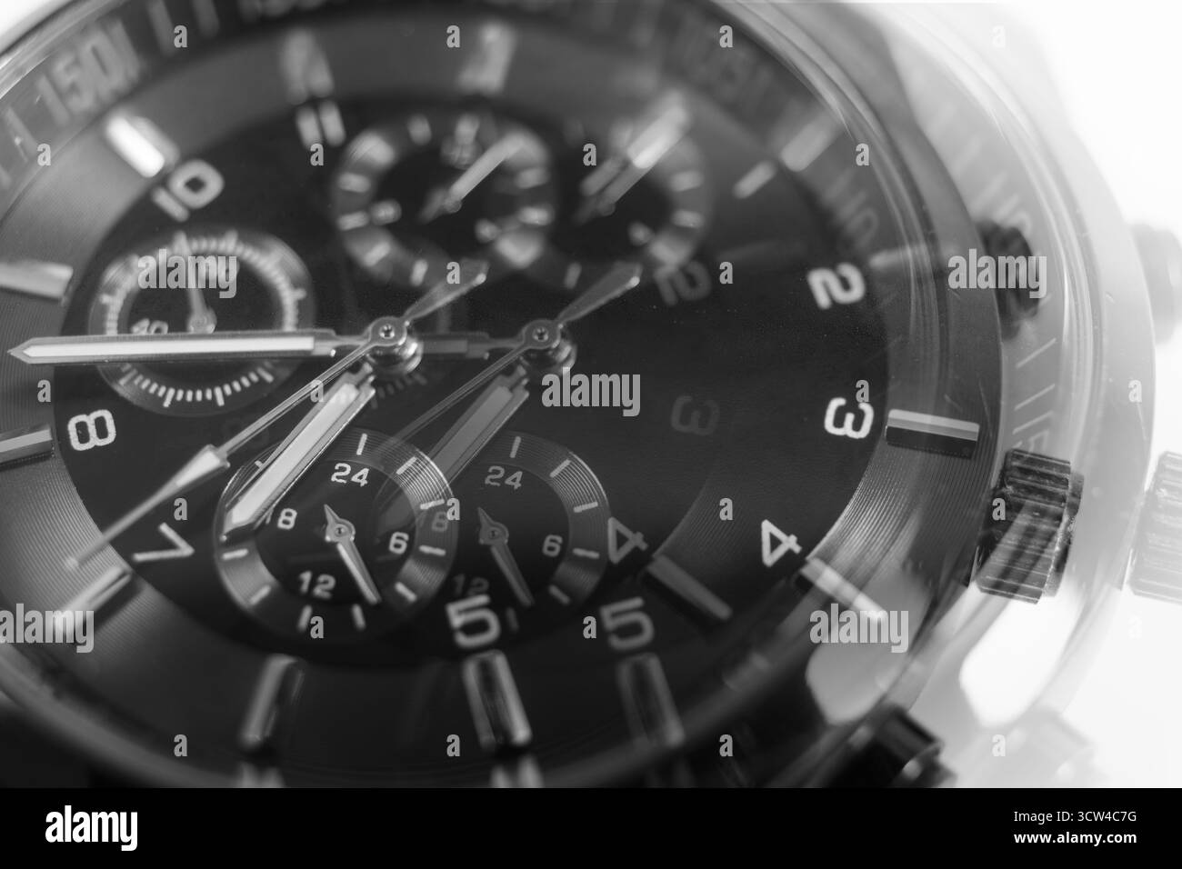 Montre-bracelet de couleur noire pour homme. Montre à main noire élégante Morden, gros plan, heures sombres Banque D'Images