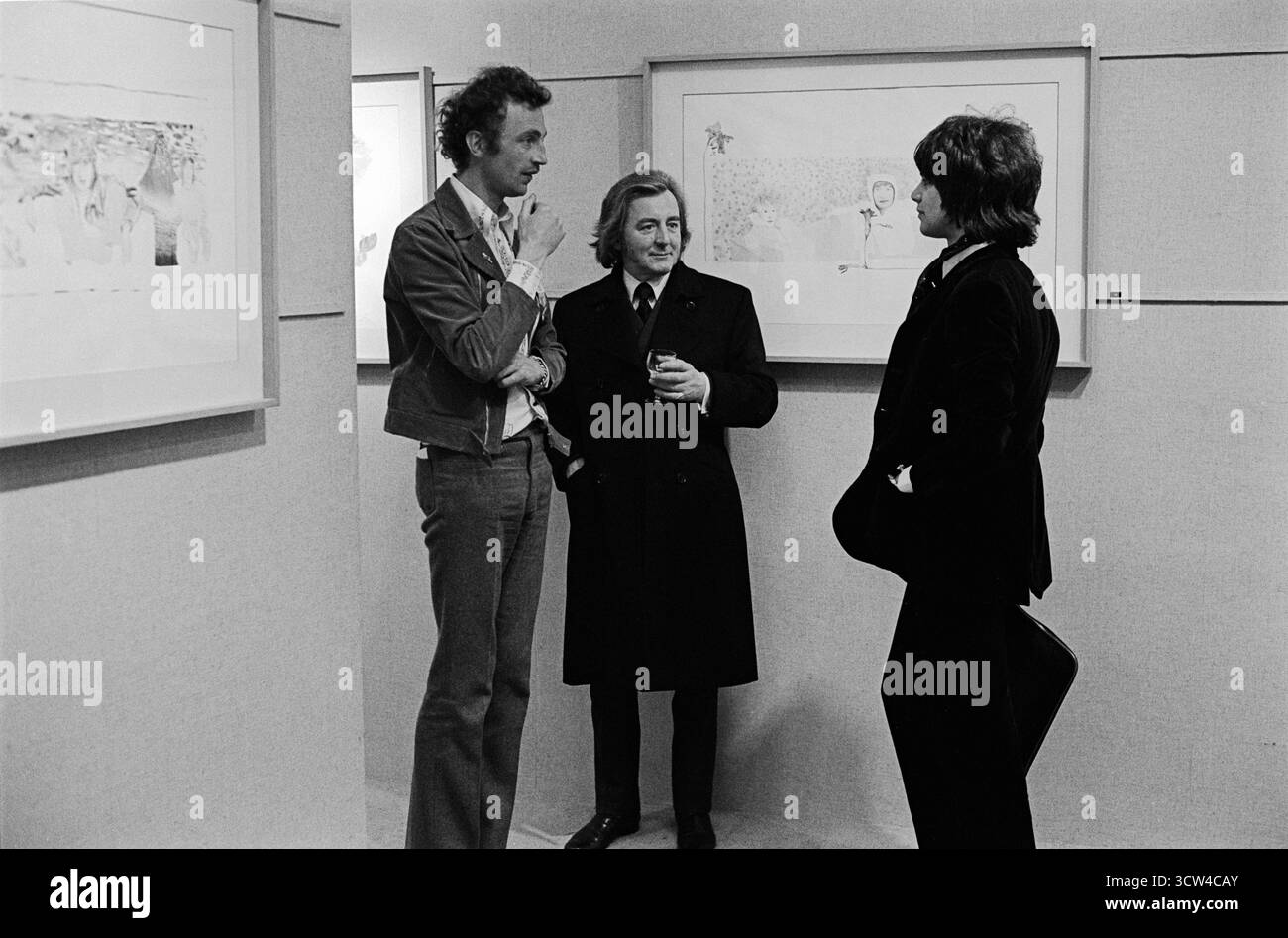 Patrick Procktor, Richard Buckle critique de ballet et parlant à Gervase Griffiths. Redfern Gallery Cork Street, Londres, Angleterre 22 avril 1969 1960s UK HOMER SYKES Banque D'Images