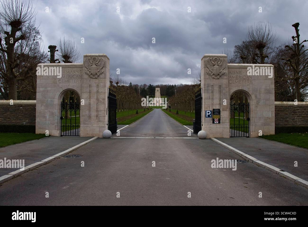 Belleau, France - 20 février 2022 : entrée du cimetière américain de l'Aisne-Marne par une journée nuageuse d'hiver en France. Banque D'Images