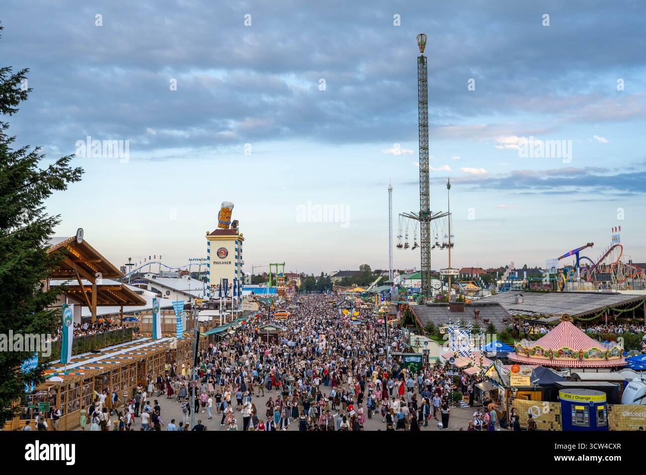 Munich Allemagne - 21 septembre 2025 : une grande foule de gens sur le terrain de l'Oktoberfest avec des tentes de bière et des manèges à Munich Allemagne Banque D'Images