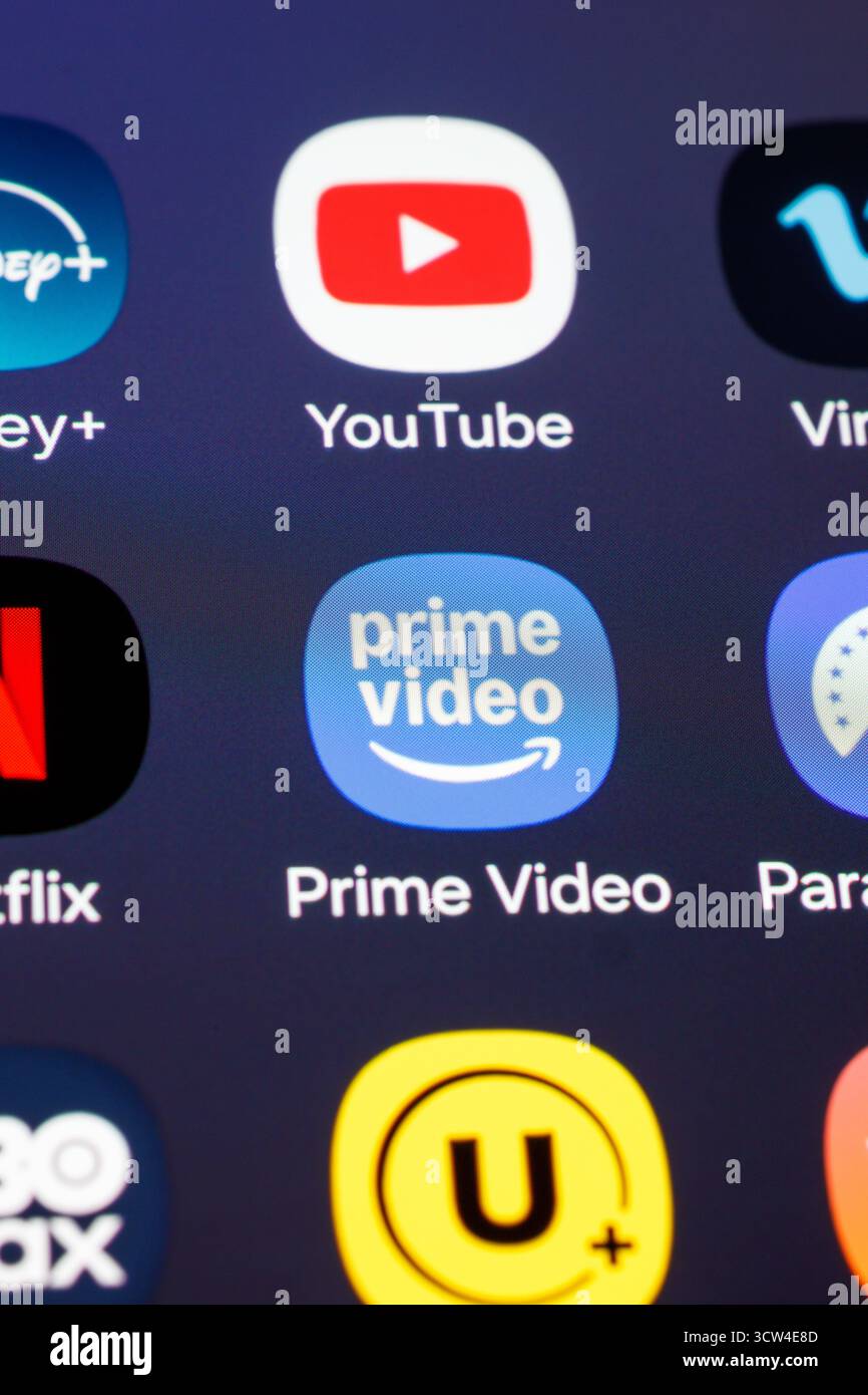 Buenos Aires, Argentine - 27 septembre 2025 : icône de l'application Prime Video à côté d'autres applications de streaming sur un écran de téléphone mobile. Banque D'Images