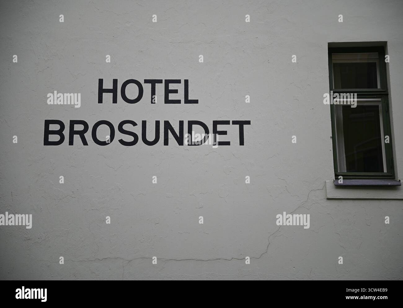 Panneau mural de l'Hôtel Brosundet situé sur le canal historique homonyme de la voie navigable de Ålesund en Norvège. Banque D'Images