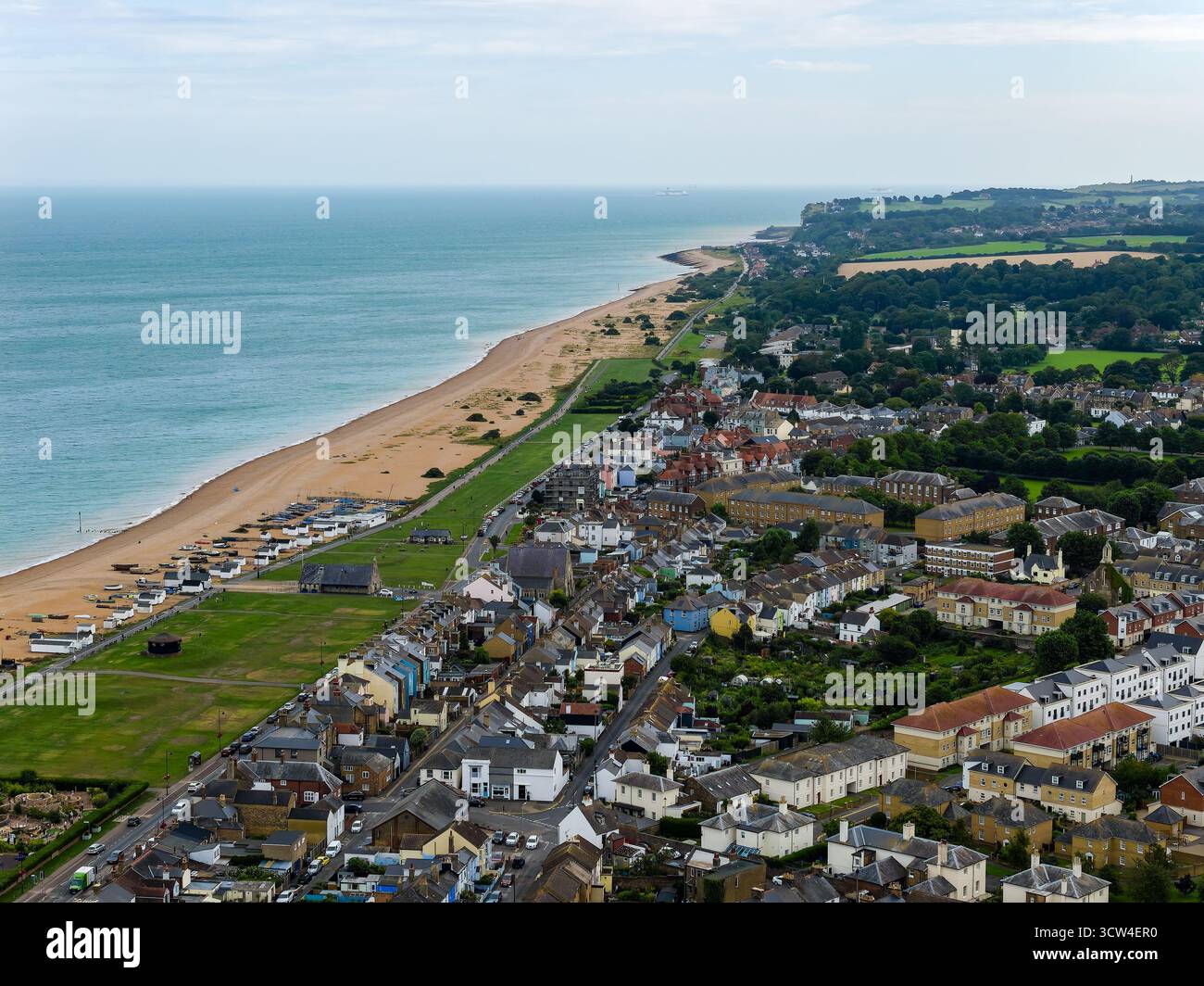 Vue aérienne par drone de la ville côtière de Deal dans le Kent, en Angleterre, montrant la plage et la mer Banque D'Images
